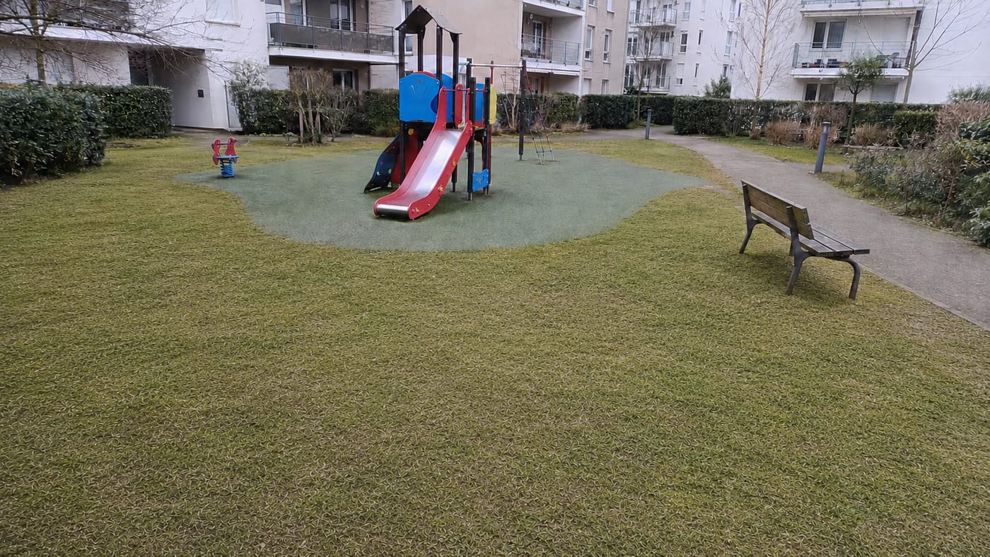 Espace commun de résidence propre après le passage de Nettalya